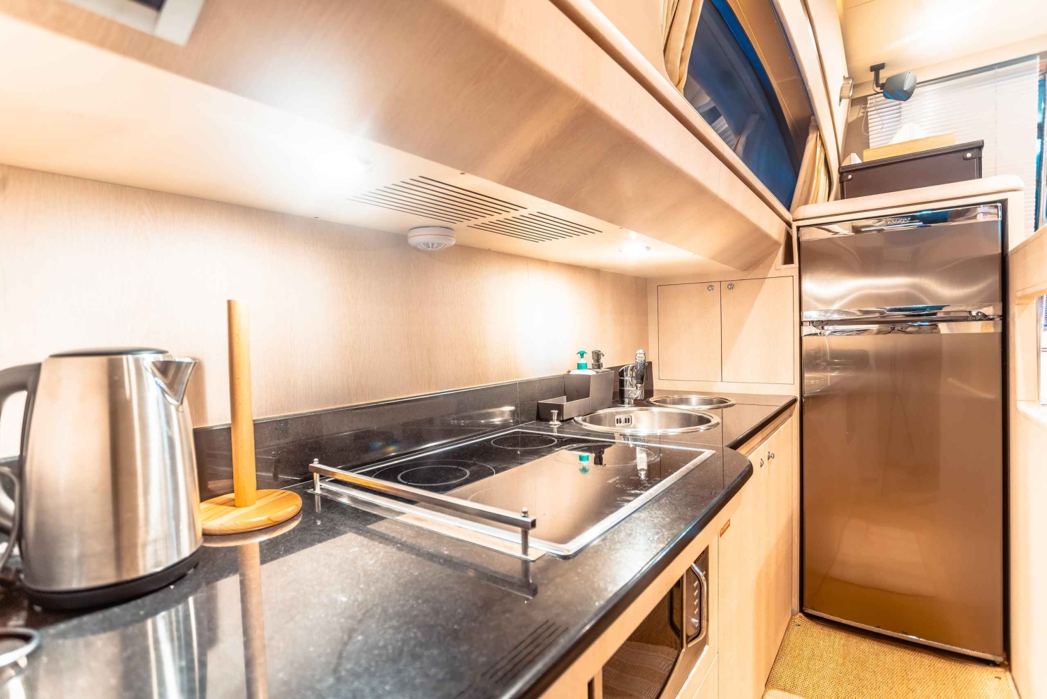 Dubai: Celebrate Birthdays & Anniversaries on Private Yacht