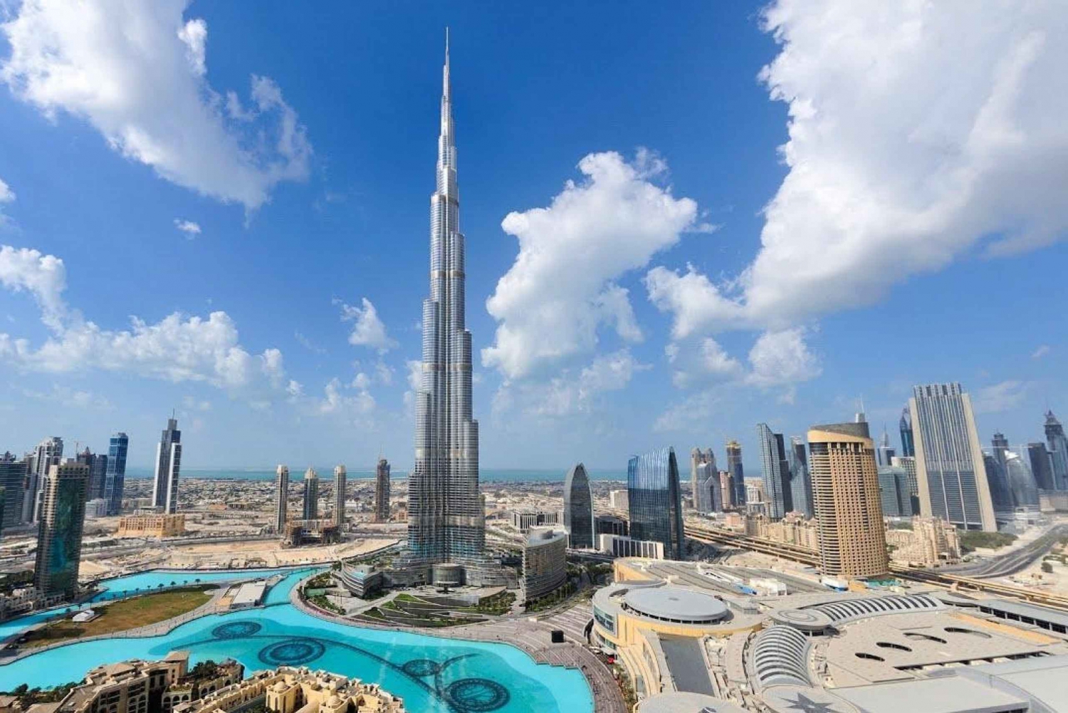 Dubain kaupunkikierros Burj Khalifan huipulla