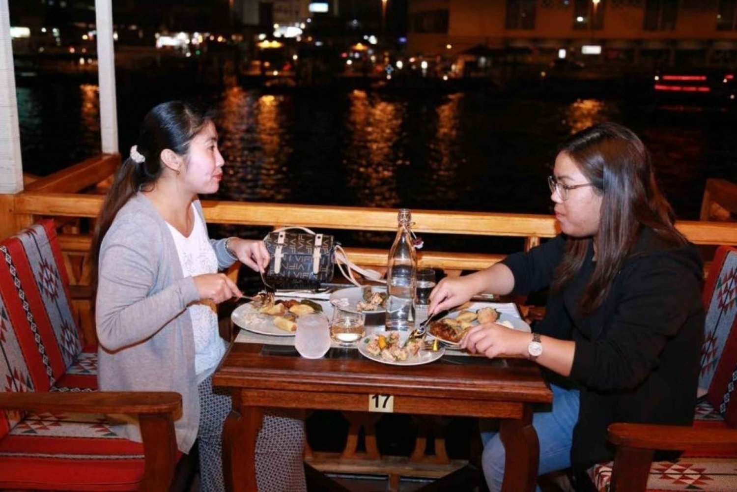 Cena en el crucero en dhow más grande de Dubai Creek (delicioso buffet)