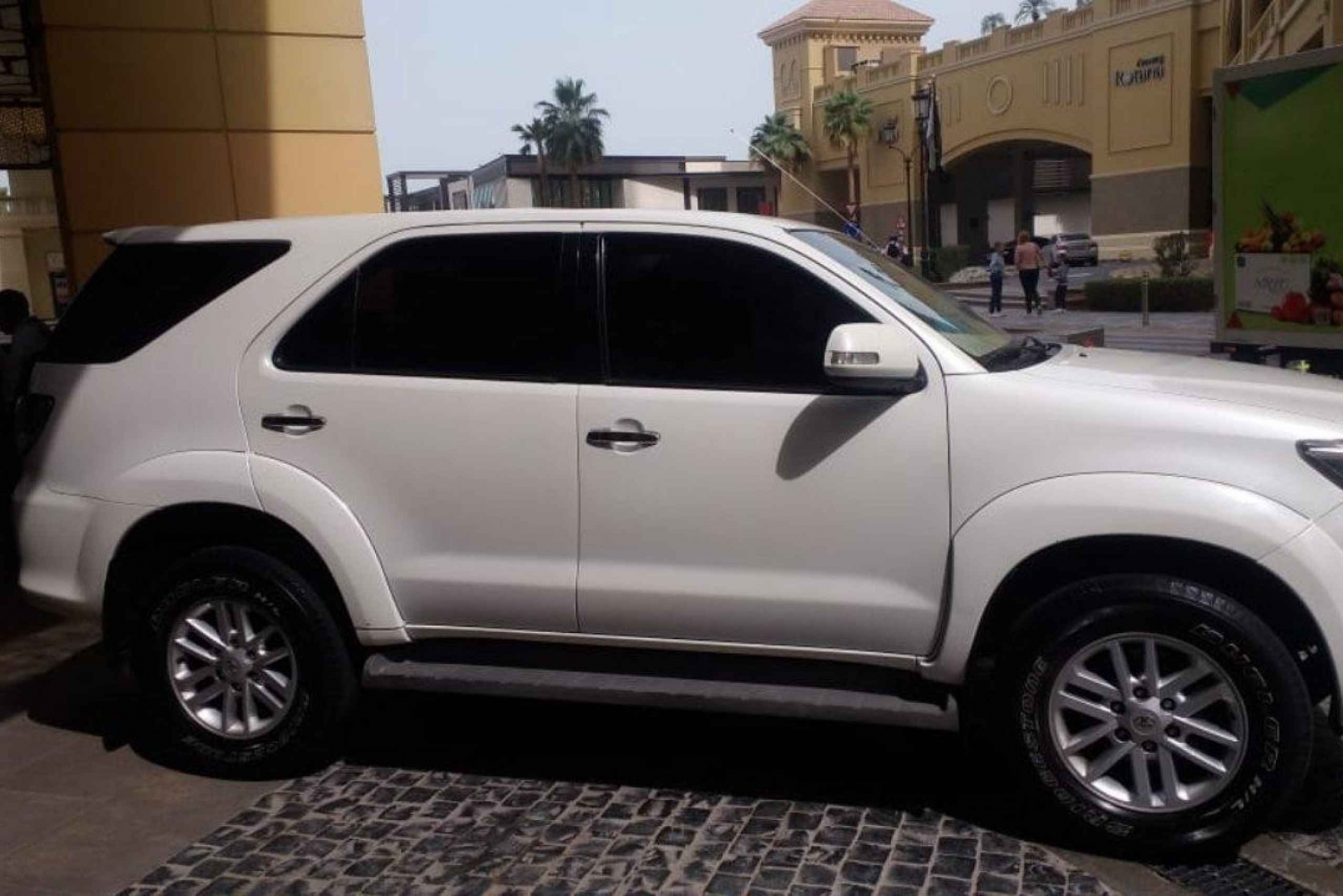 Dubai: Lei en bil med sjåfør i Dubai
