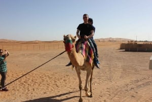 Dubai: Woestijn kamelenrit met live shows & BBQ Buffet diner