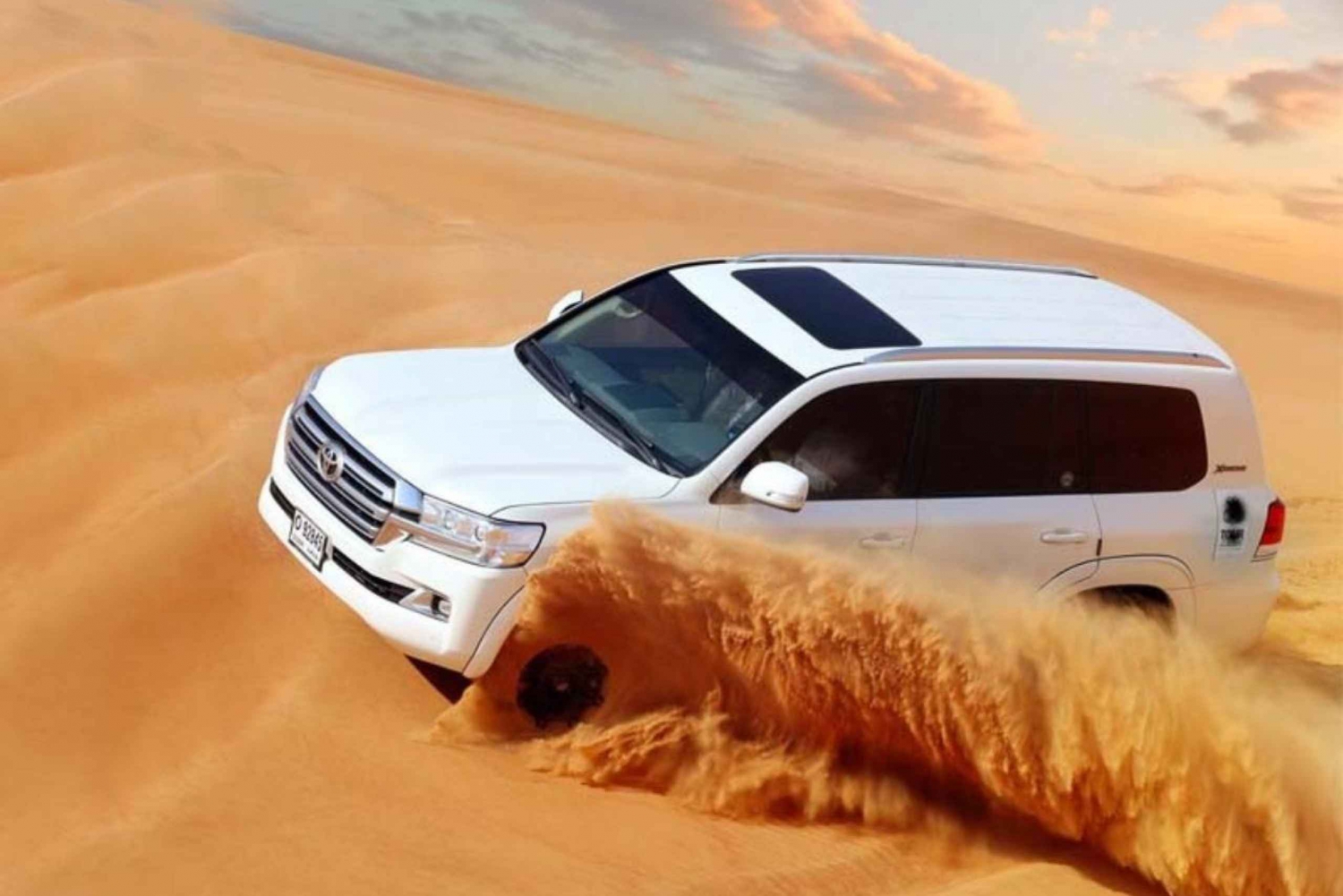 Dubai: Ørkenklit-safari, kamel, sandboard, grill og shows