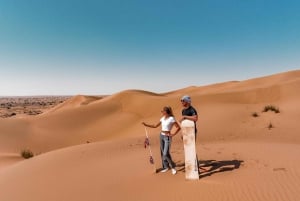 Dubai: Safari nel deserto con cena, giro in cammello e sandboarding