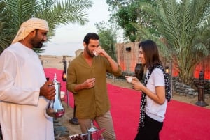 Dubaï : Safari dans le désert avec dîner, balade à dos de chameau et surf des sables