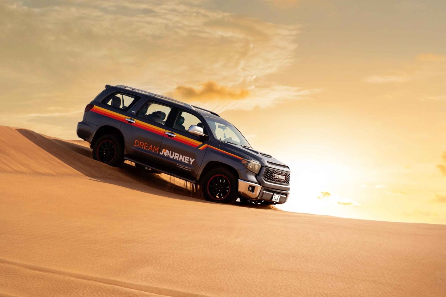 ドバイ：サンドボード、四輪バギー、BBQを楽しむ砂漠サファリをお楽しみください