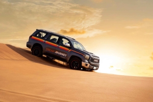 ドバイ：サンドボード、四輪バギー、BBQを楽しむ砂漠サファリをお楽しみください