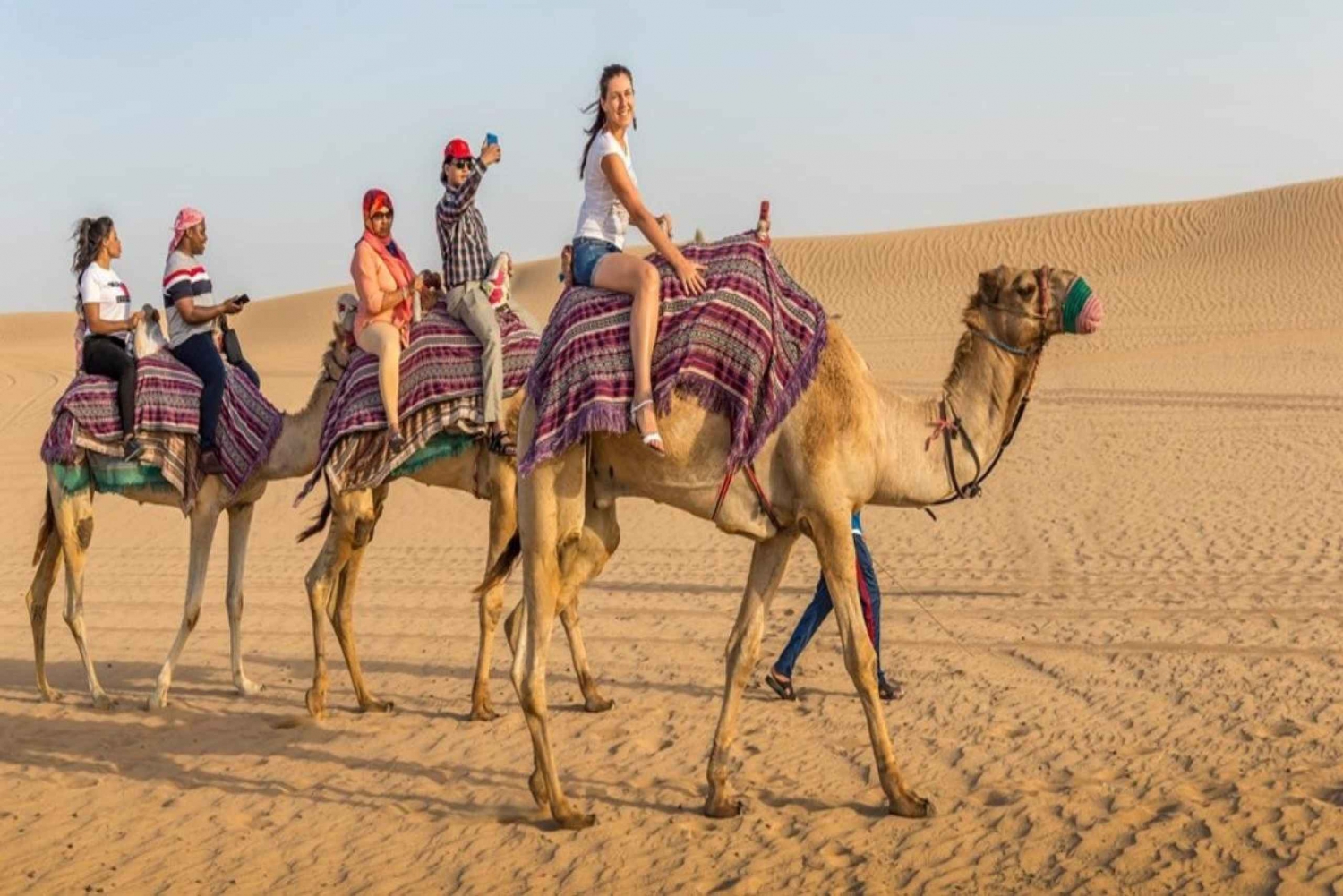 Dubai:Ökensafari, middag, shower, kamel- och sandboarding
