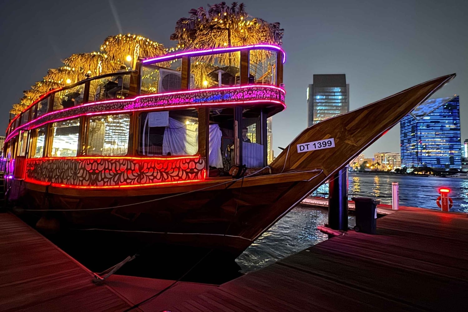Crociera in dhow sul Dubai Creek, spettacoli alla Marina, buffet e bevande