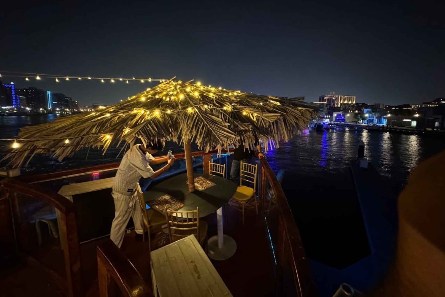 Crociera in dhow sul Dubai Creek, spettacoli alla Marina, buffet e bevande