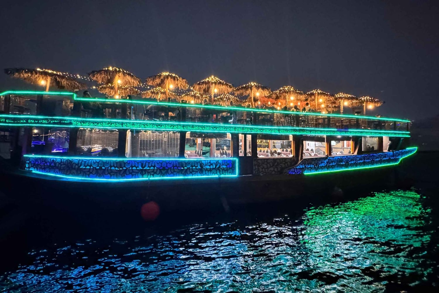 Crociera in dhow sul Dubai Creek, spettacoli alla Marina, buffet e bevande