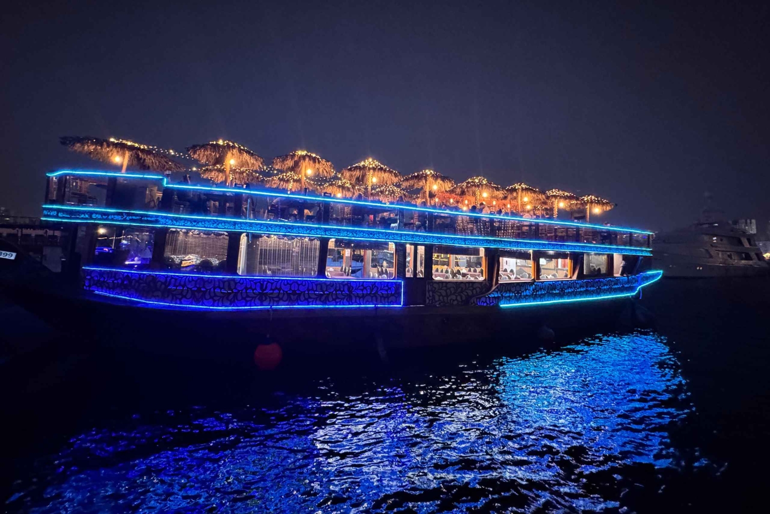 Crociera in dhow sul Dubai Creek, spettacoli alla Marina, buffet e bevande
