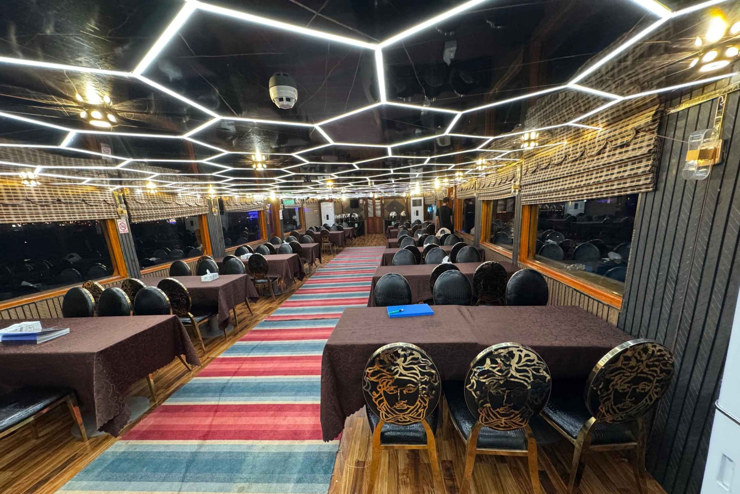 Crociera in dhow sul Dubai Creek, spettacoli alla Marina, buffet e bevande