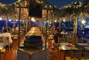 Crociera in dhow sul Dubai Creek, spettacoli alla Marina, buffet e bevande
