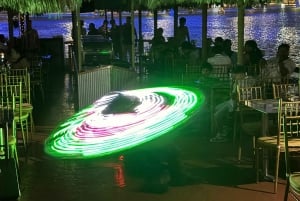 Crociera in dhow sul Dubai Creek, spettacoli alla Marina, buffet e bevande