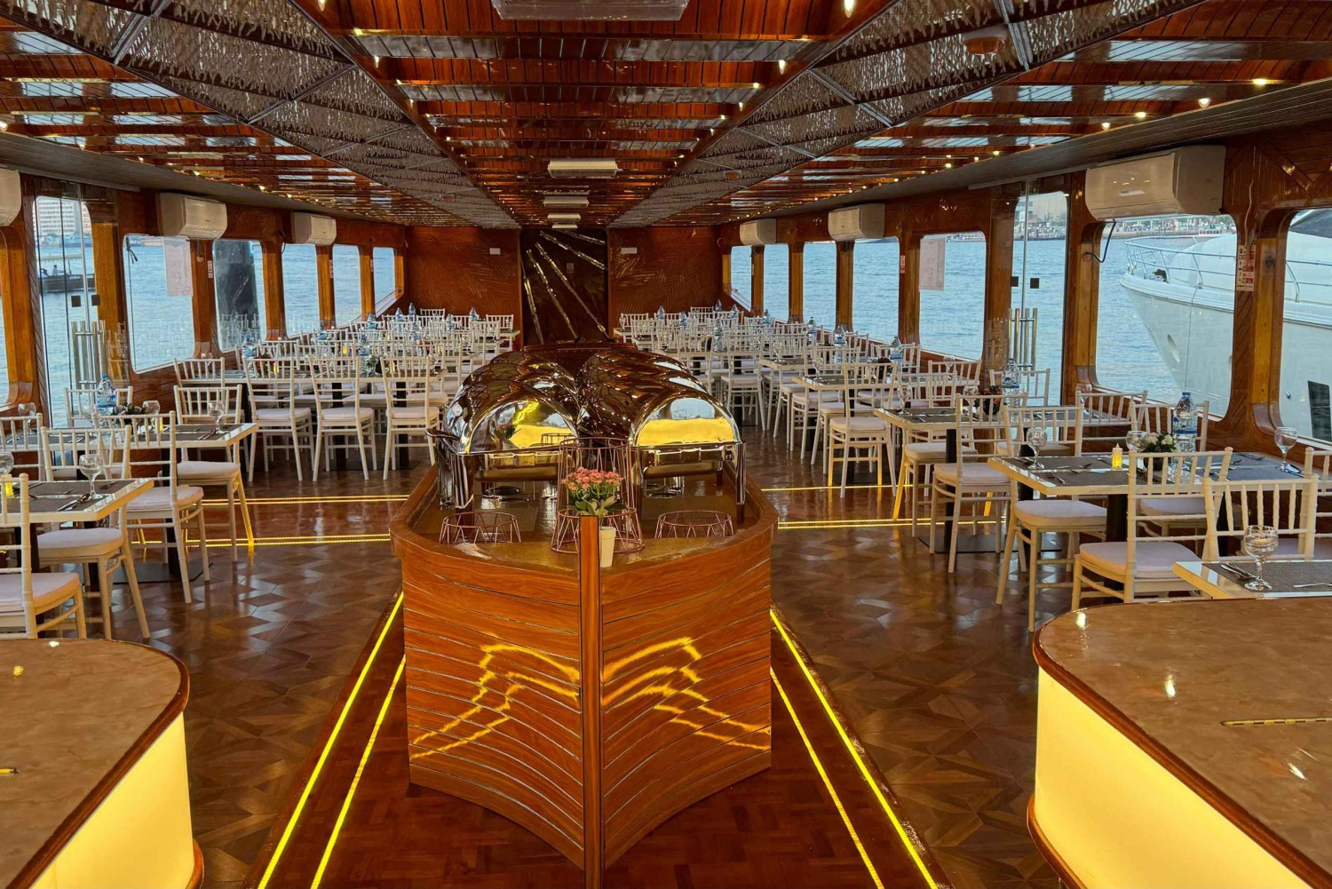 Dubai: Dhow Dinner Cruise in Dubai Marina