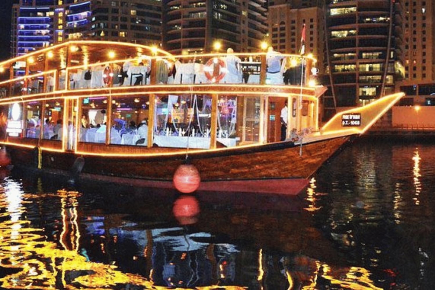 Dubai: Crociera con cena in Dhow sul Creek o sulla Marina con spettacoli dal vivo