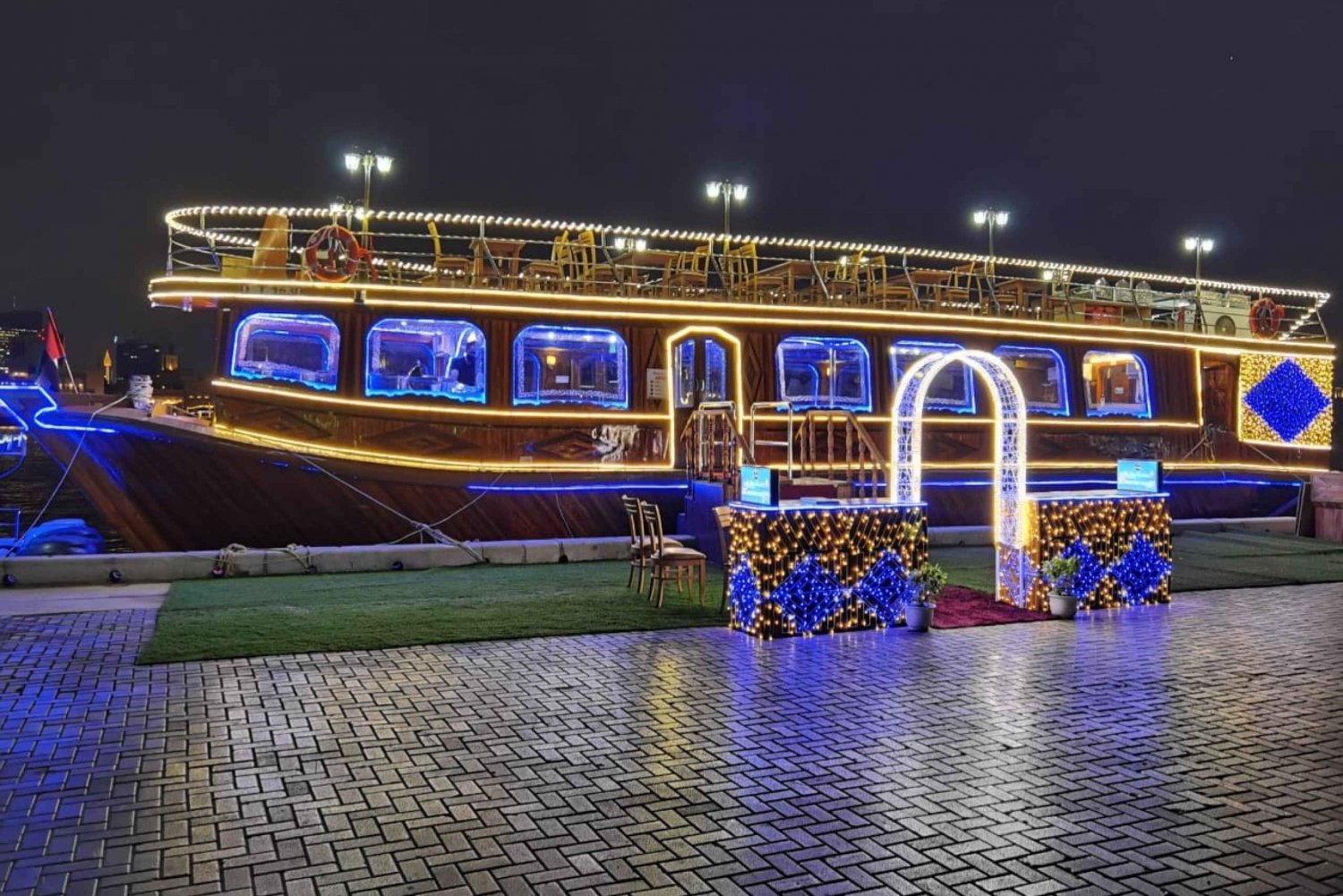 Dubai: Crucero con cena en dhow y buffet internacional