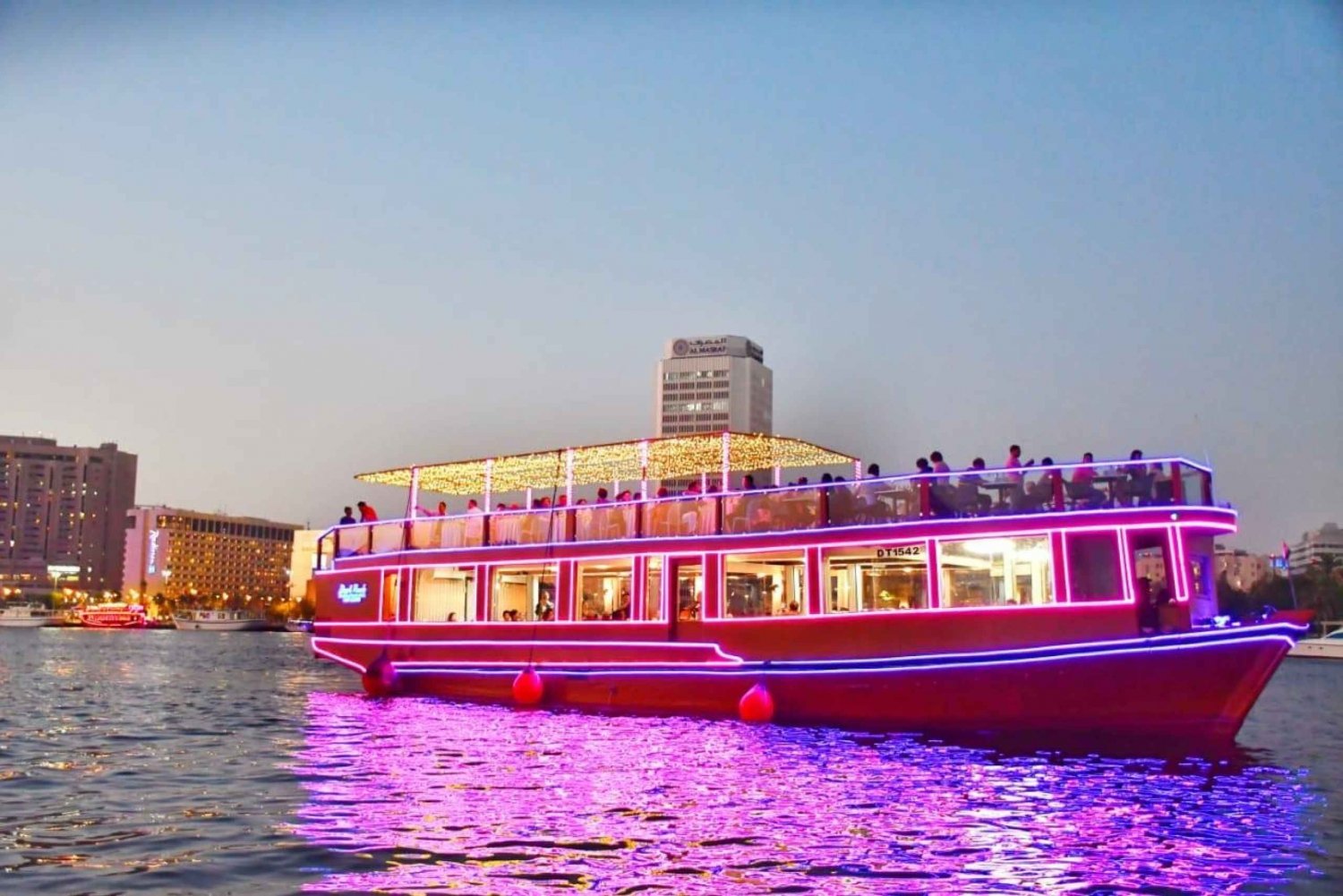 Dubai: Dhow Cruise Dinner Buffet med live shows i Al Seef
