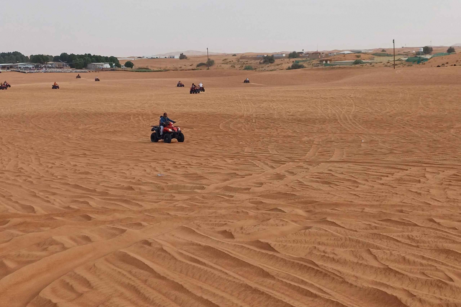 Buggy de conducción en dunas de Dubai