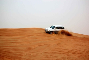 Dubai: Dune-bashing, kamel, sandboarding, grilling og liveshow
