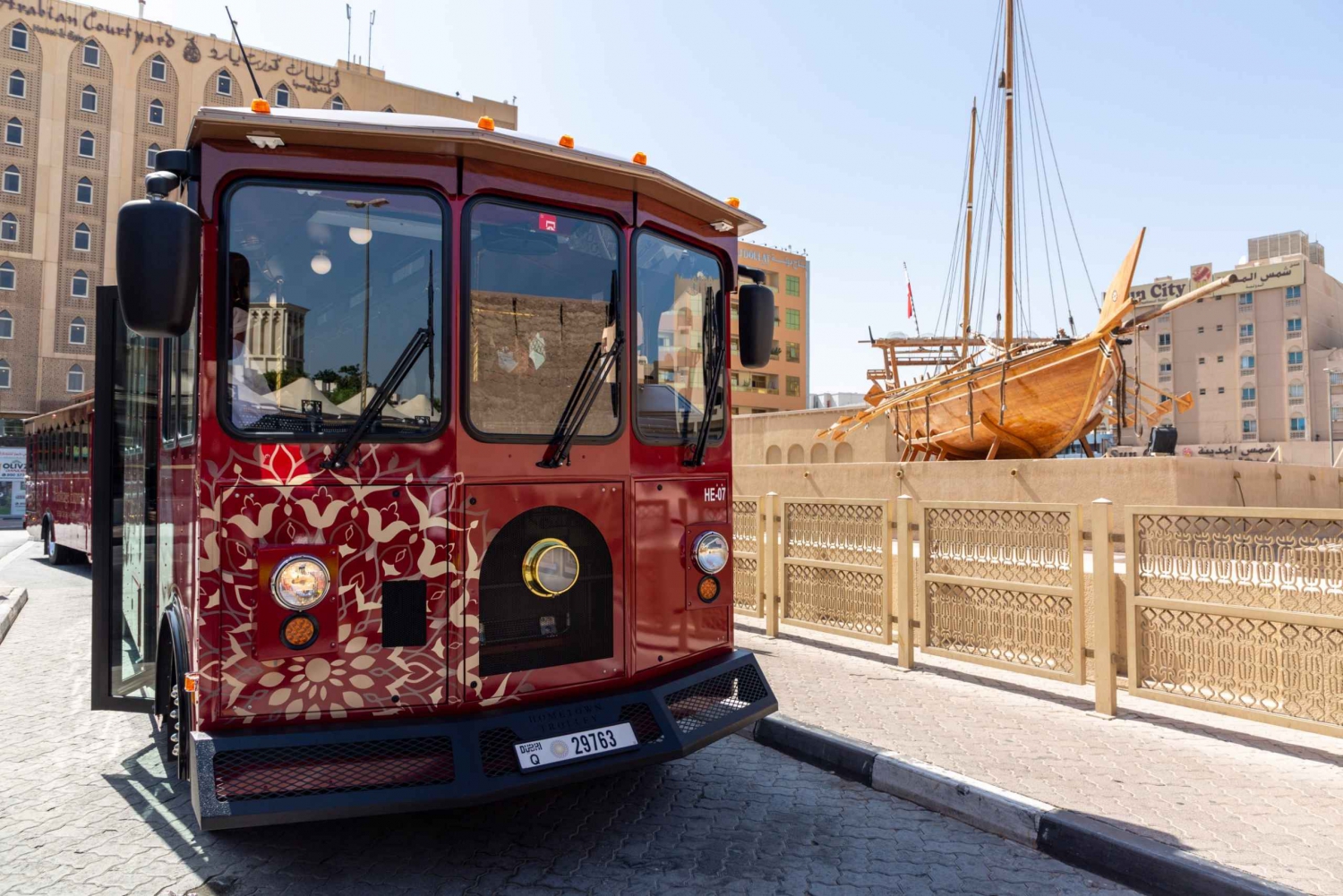Dubai: Emirati Hospitality Trolley Tour with Breakfast