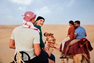 Dubai: Trekking serale a dorso di cammello e cena all'Oasi di Al Marmoom