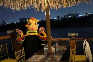 Dubái: Cena en dhow por la tarde en Al Seef Creek con entretenimiento en directo