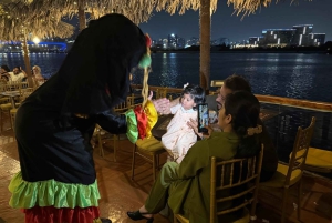 Dubái: Cena en dhow por la tarde en Al Seef Creek con entretenimiento en directo