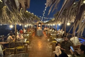 Dubái: Cena en dhow por la tarde en Al Seef Creek con entretenimiento en directo