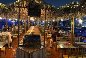 Dubái: Cena en dhow por la tarde en Al Seef Creek con entretenimiento en directo