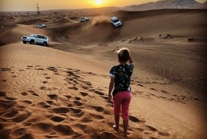 Dubai: safari serale nel deserto delle dune rosse con cena
