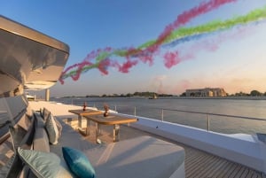 Дубай: закат на мегаяхте с диджеем, грилем и напитками