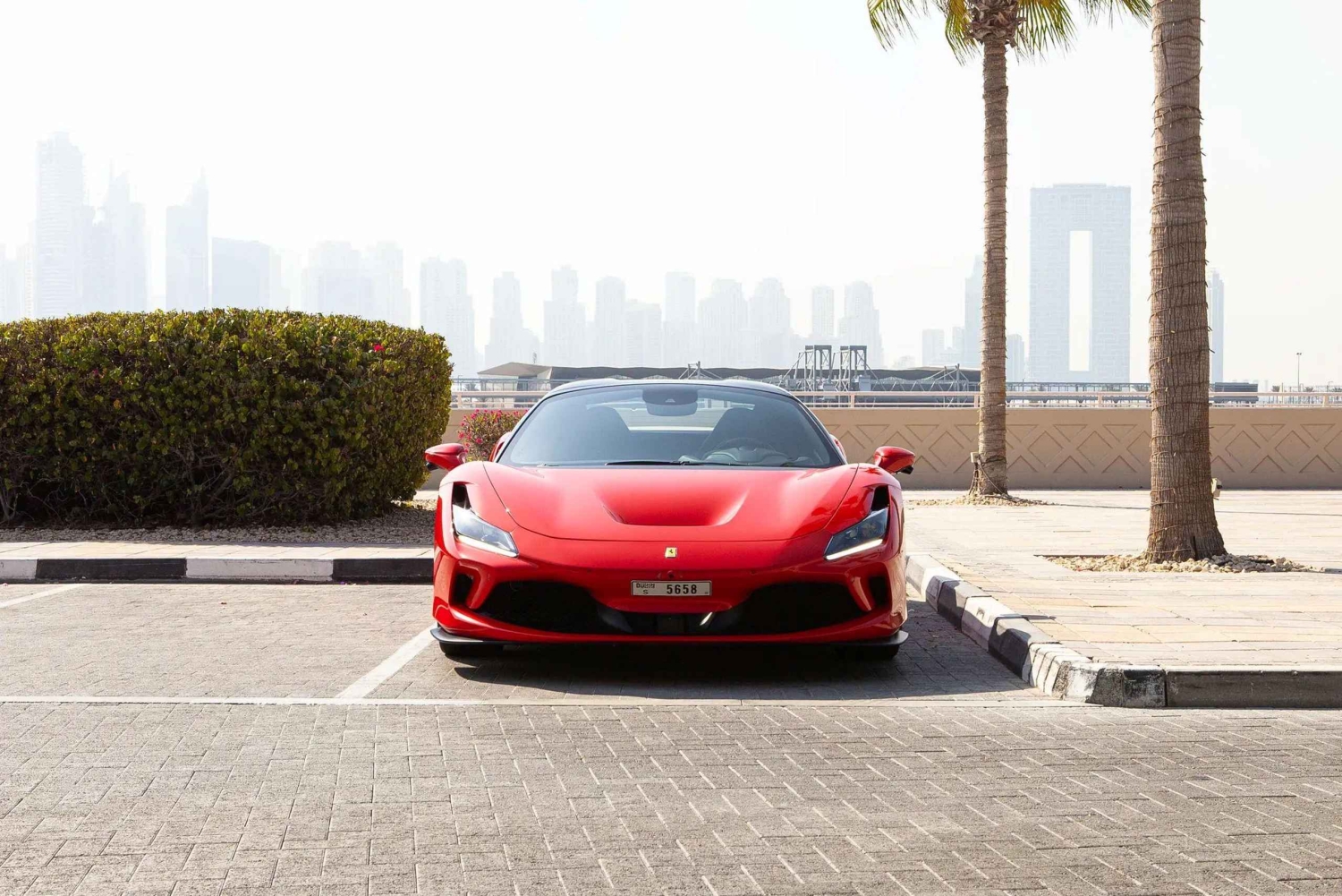 ドバイ：フェラーリ F8 スパイダー 1日レンタル、デポジット不要