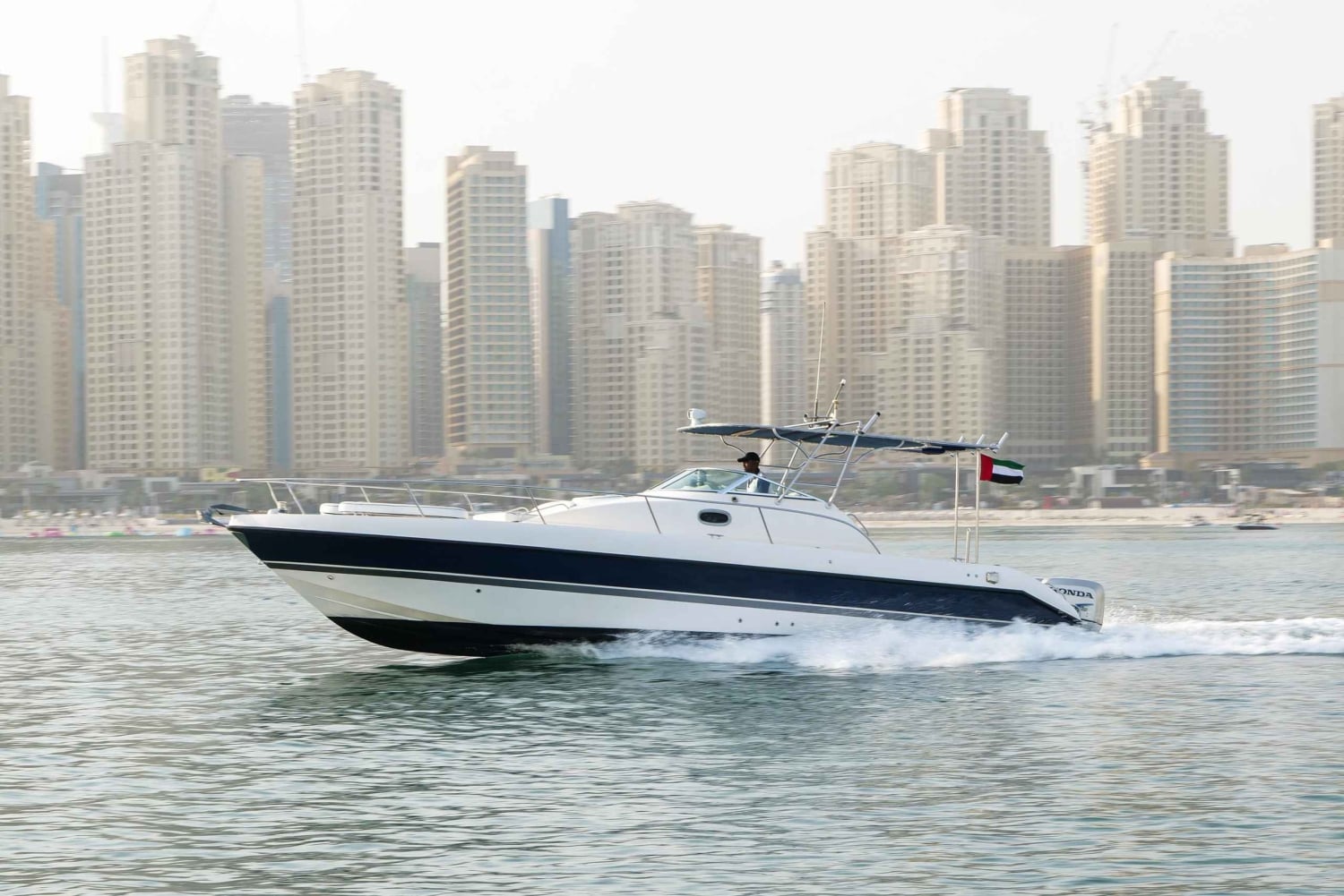 Dubai: Excursión de pesca con equipo y tripulación