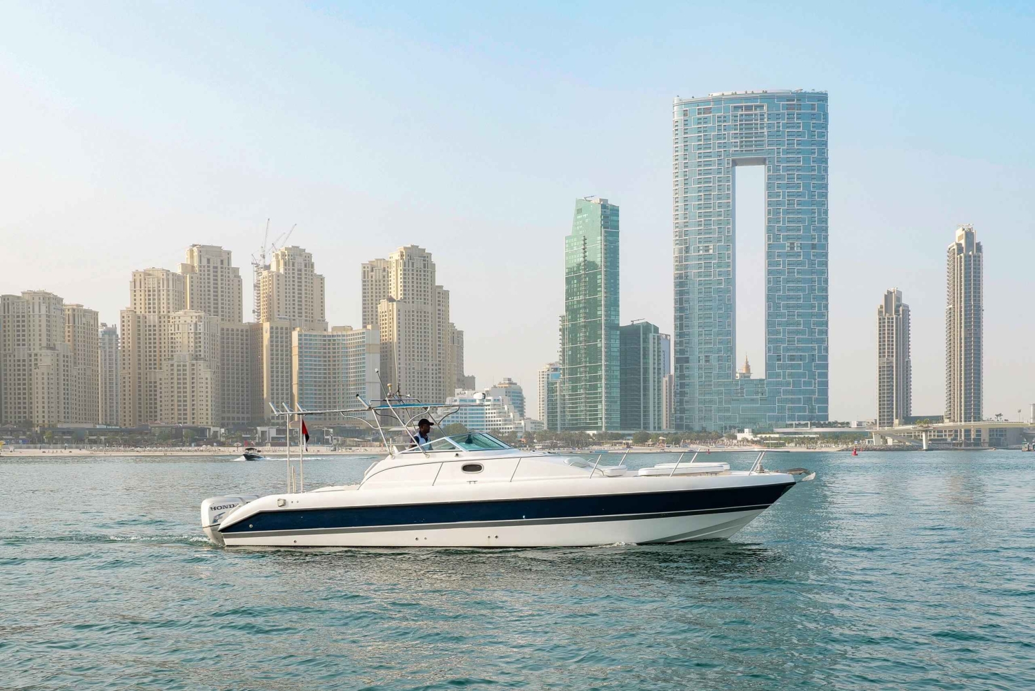 Dubai: Excursión de pesca con equipo y tripulación