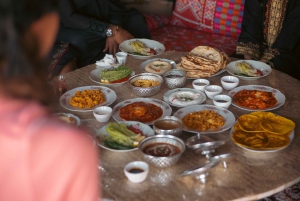 Dubai: Medio día de senderismo a camello con desayuno en Al Marmoom