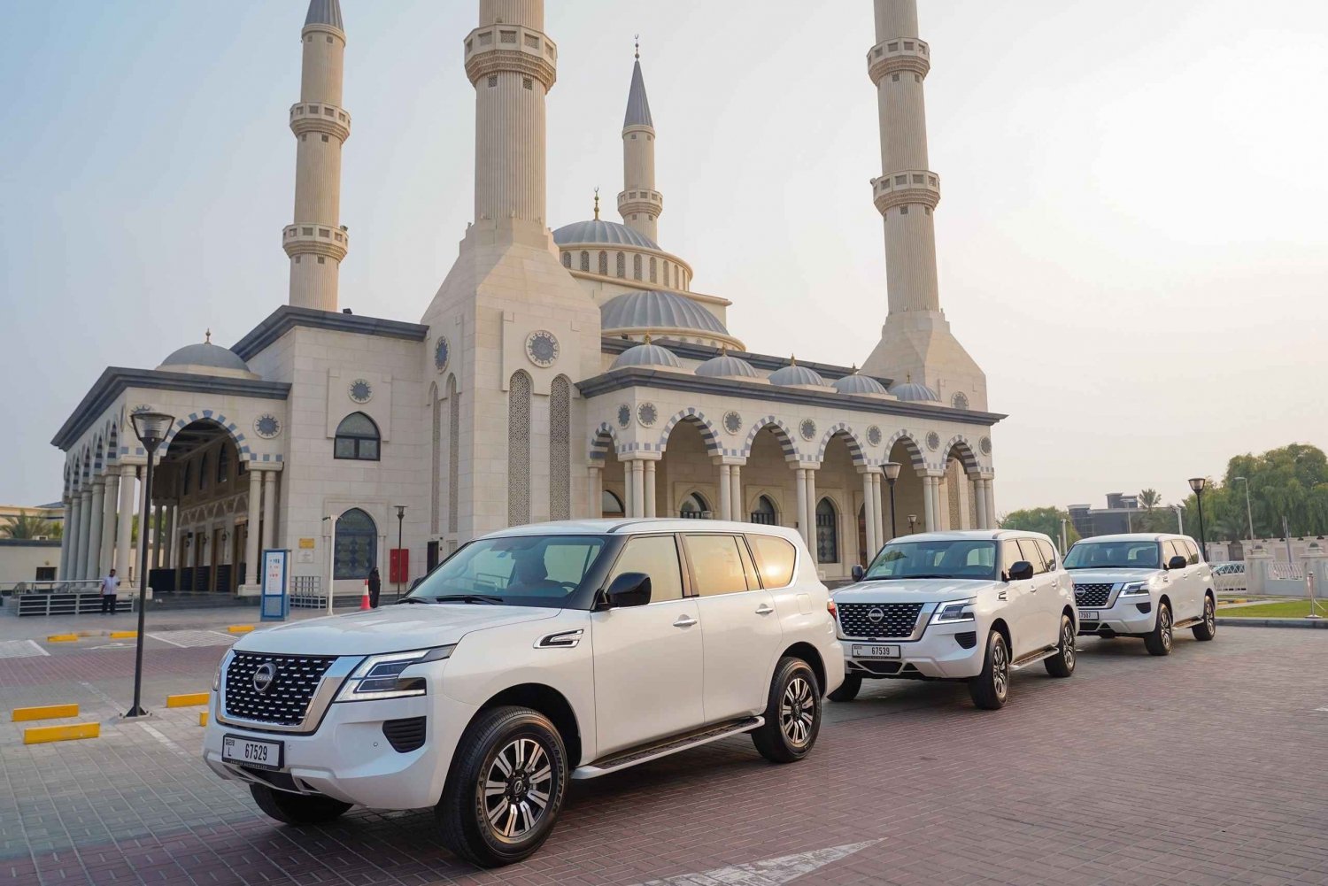 Dubai: Moskeija & kehys luksusautolla.