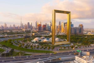 Dubai: Moskeija & kehys luksusautolla.
