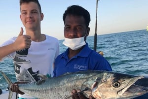 Dubai: Puolen päivän kalastusmatka jaetuilla ja yksityisillä vaihtoehdoilla.