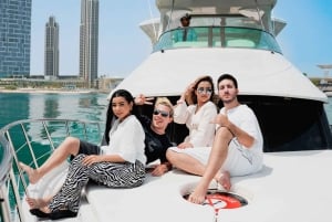 Dubai: Excursión en yate por el puerto con comida barbacoa y bebidas