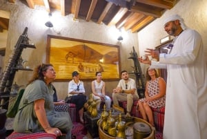 Dubai: Kävelykierros vanhaan kaupunkiin, Abra & välipala.