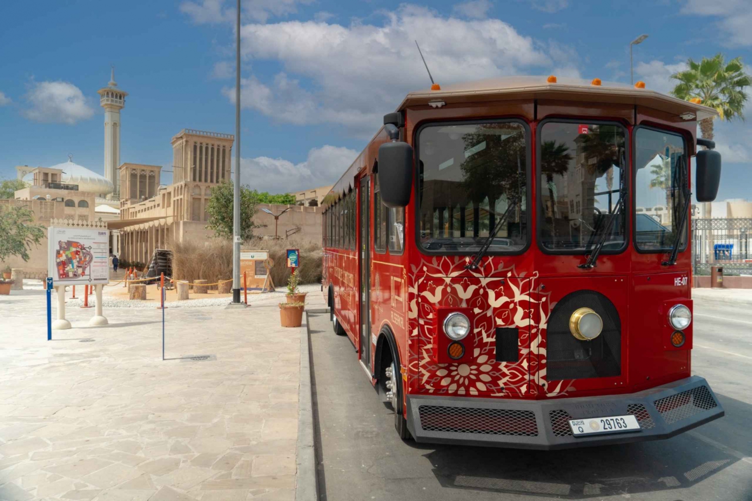 Dubai: Heritage Express Cultural Trolley Tour with Drinks