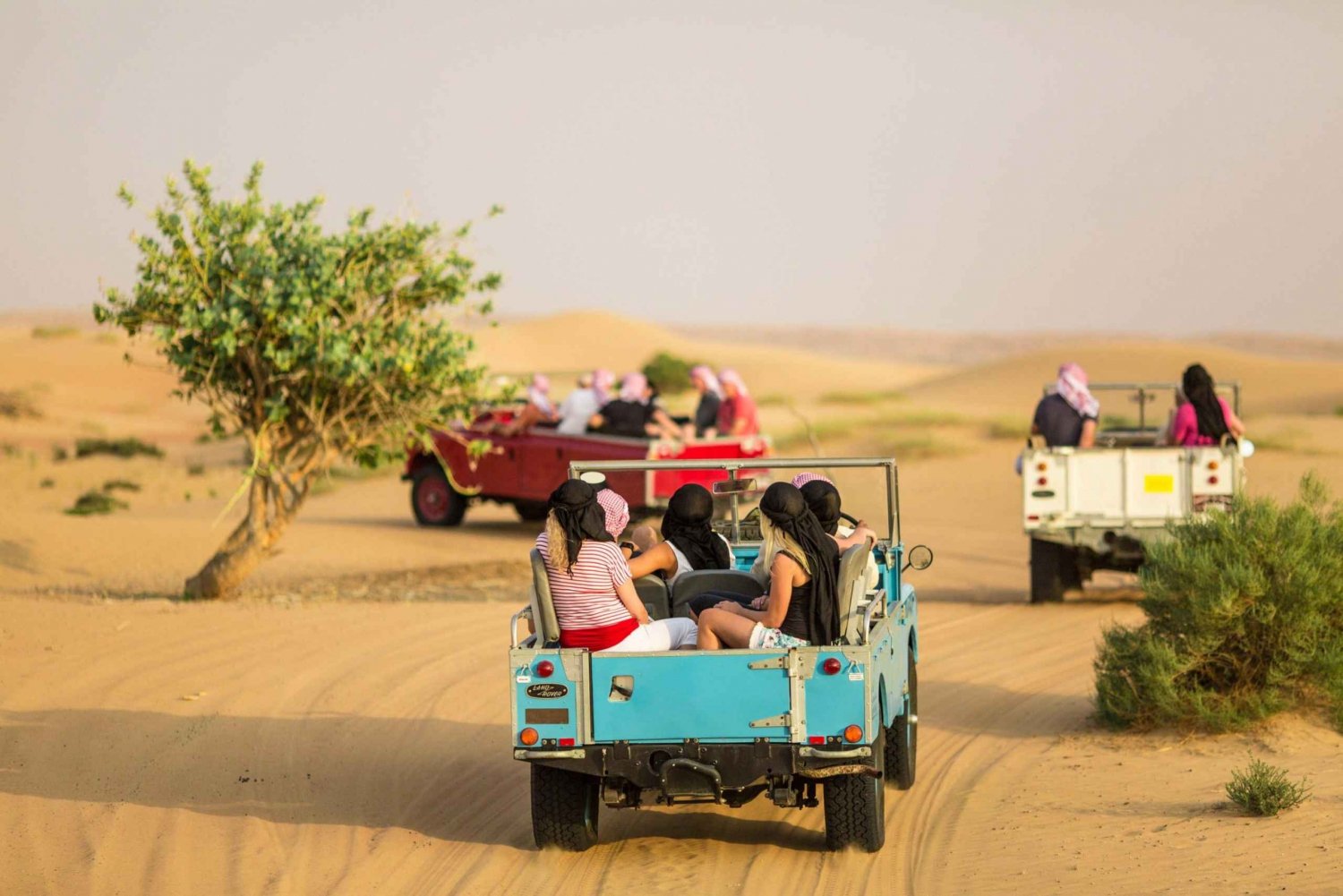 Dubai: Heritage Land Rover Desert Tour with Dinner