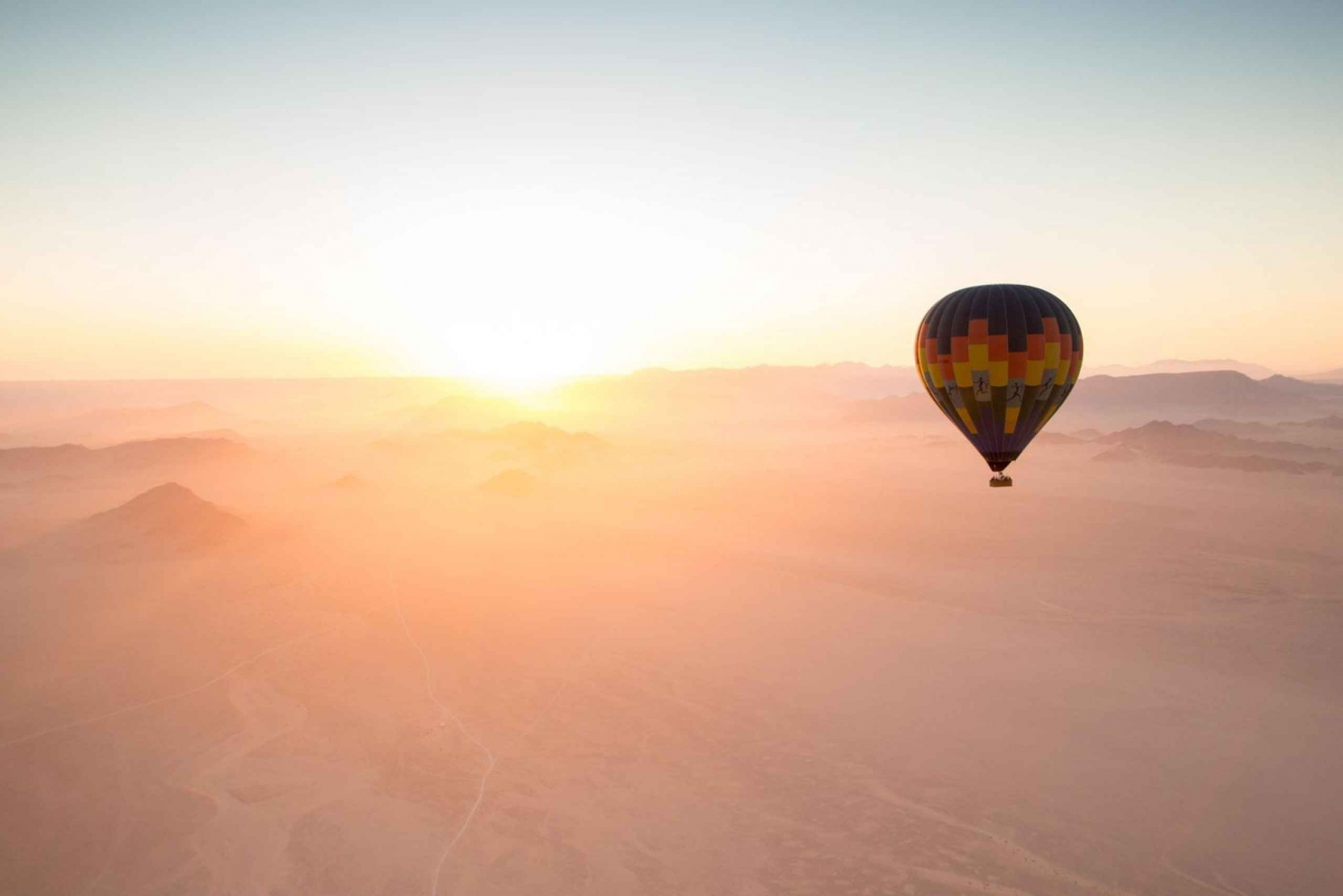 Dubaï : Vol en montgolfière avec balade en VTT, à dos de chameau et à cheval