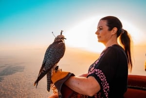Dubaj: Przejażdżka balonem na ogrzane powietrze i pokaz sokolniczy nad pustynią