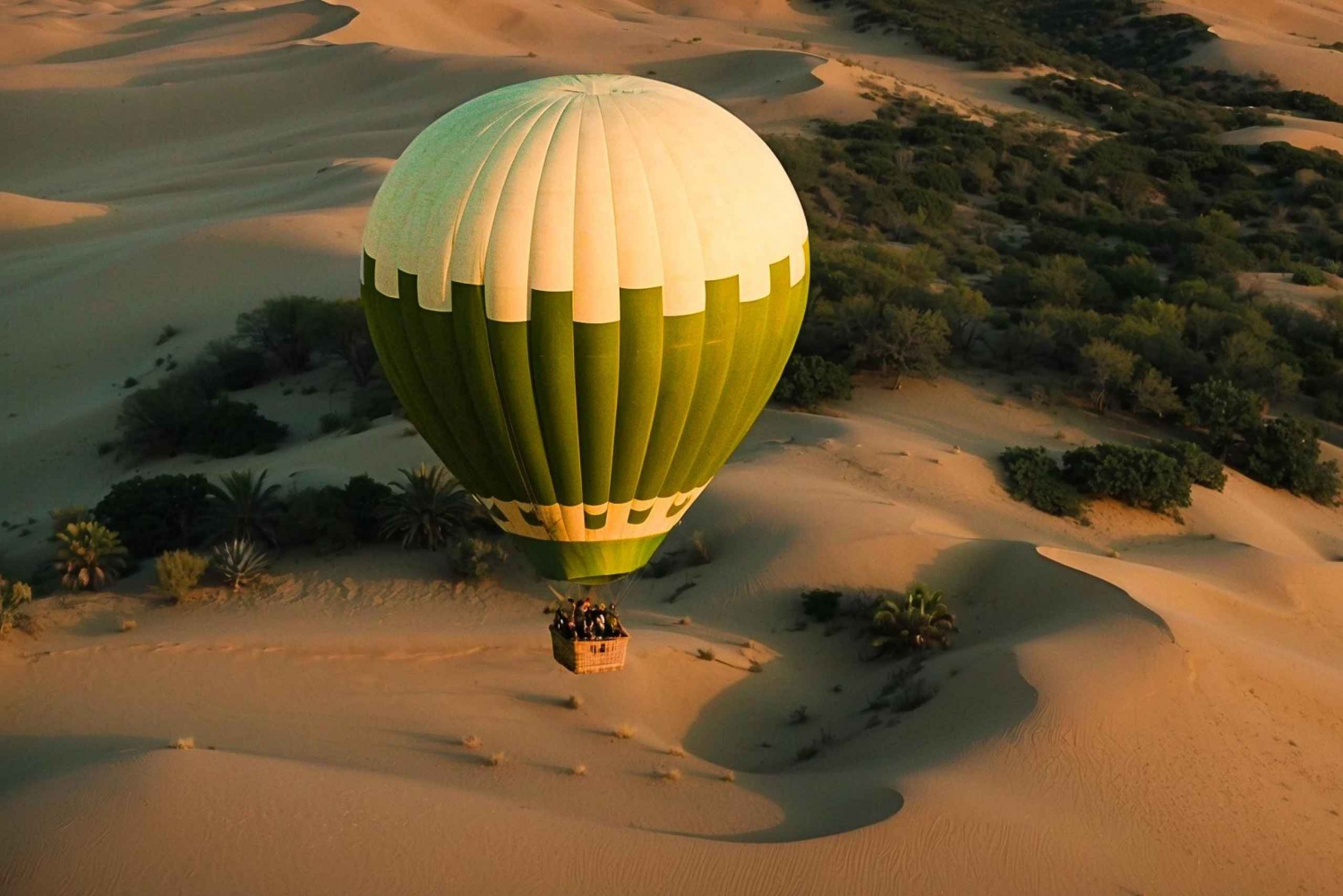 From Dubai: Sunrise Hot Air Balloon Ride with 4X4 Transfers