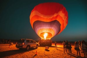 Dubaj: Lot balonem na ogrzane powietrze z przejażdżką na wielbłądzie i pokazem sokolniczym