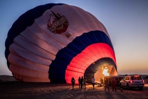Dubai: Paseo en globo aerostático con paseo en camello y espectáculo de halcones
