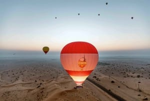 Dubai: Giro in mongolfiera con giro in cammello e spettacolo dei falchi
