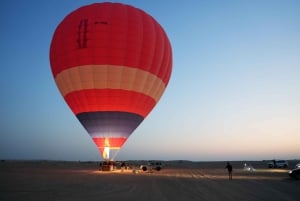 Dubai: Luftballontur med kamelridning og falkeopvisning